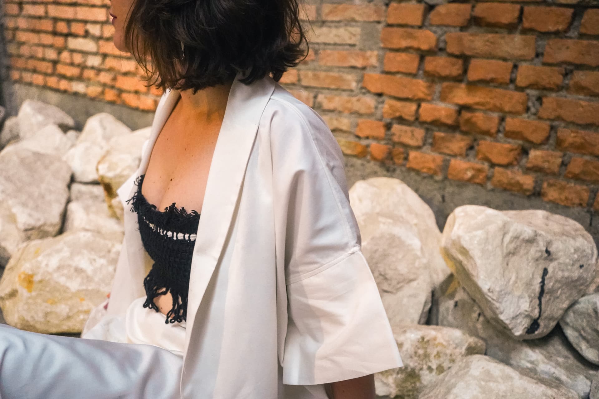 Detalhe de quimono off-white sobre top de crochê preto artesanal